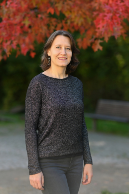 Autorenporträt Elvira Zeissler stehend