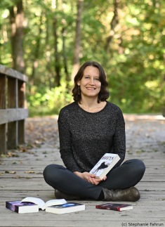 Autorenporträt Elvira Zeissler mit Büchern