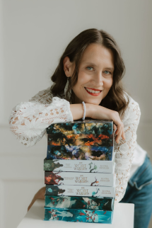 Autorenporträt Elvira Zeissler mit Büchern