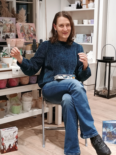 Elvira bei einer Lesung in einer Buchhandlung.